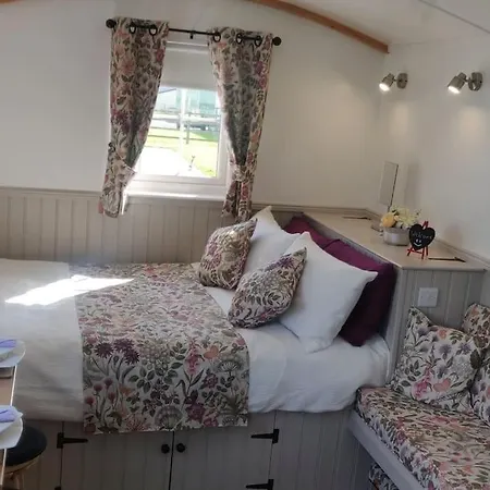 Shepherd Hut Enniskillen Blossom, Fermanagh Exterior photo